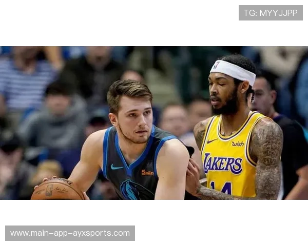 东契奇背身脚步变化细致,达拉斯持续保持得分