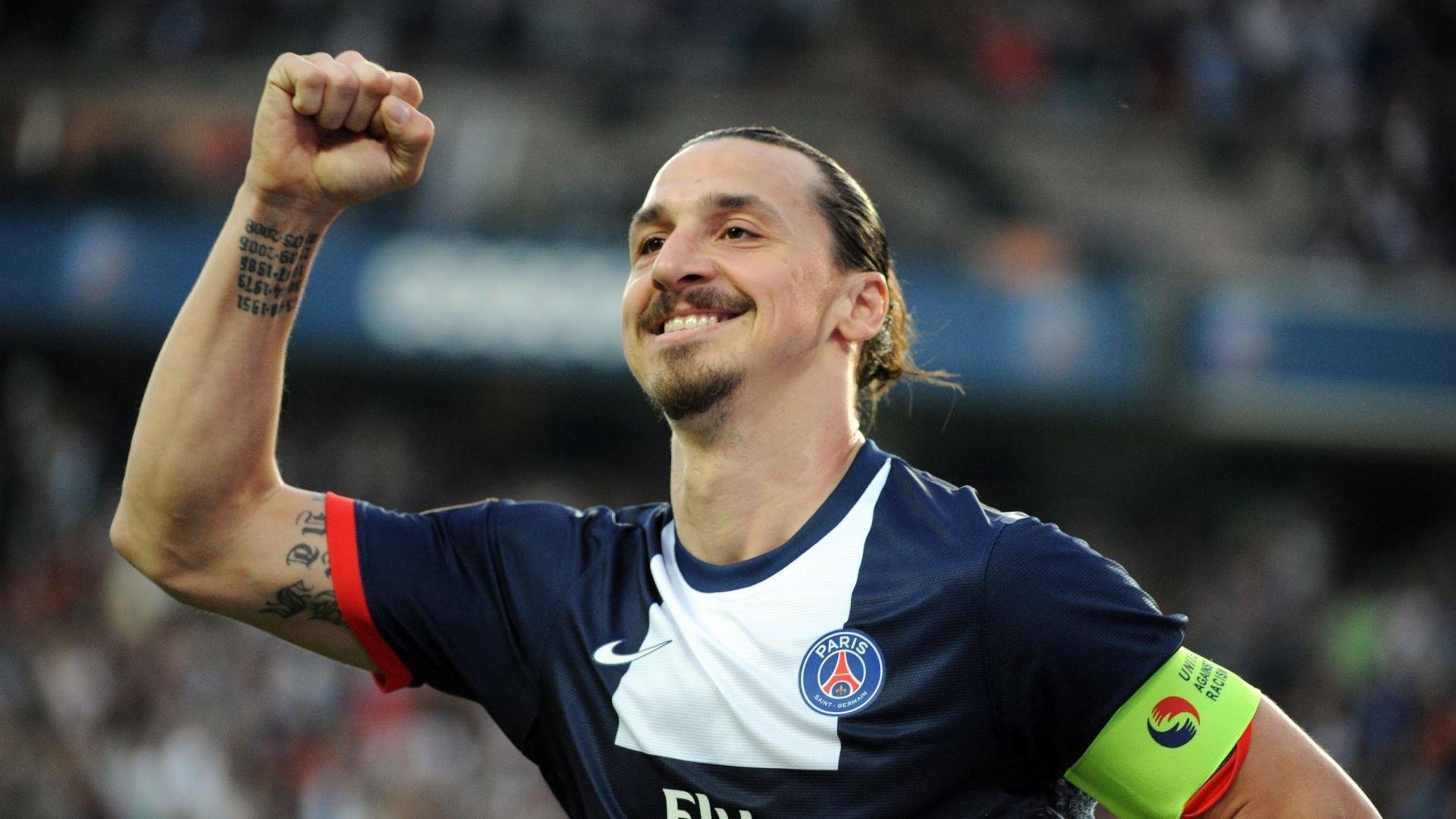 “未来赛车：自主驾驶引领速度新革命”，未来概念赛车